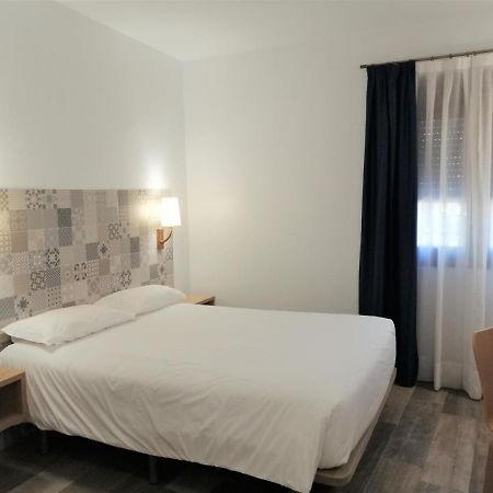 Hostal Restaurante Villa De ブリウエガ エクステリア 写真