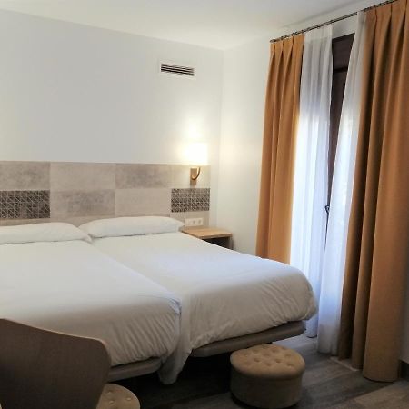 Hostal Restaurante Villa De ブリウエガ エクステリア 写真