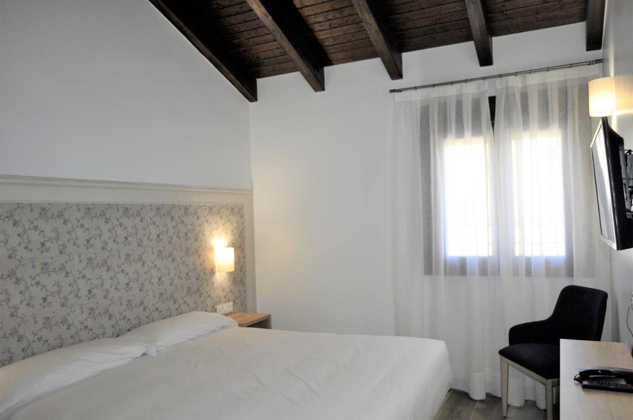 Hostal Restaurante Villa De ブリウエガ エクステリア 写真